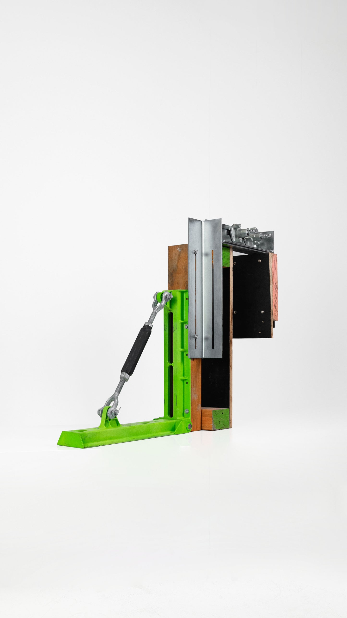 EdgePro FlexEdge 600, in use bracing a timber form
