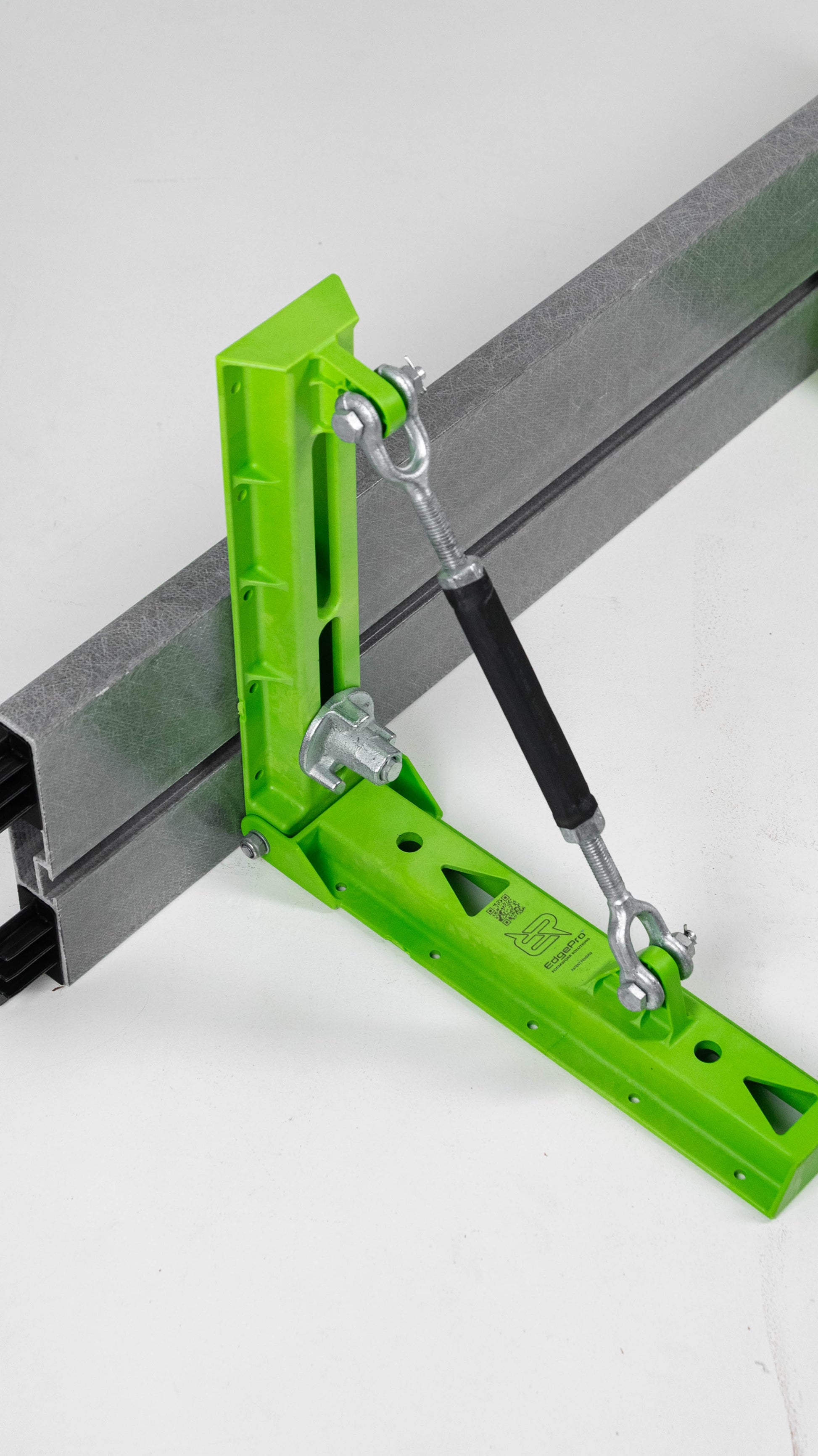 EdgePro FlexEdge 600, in use on aluminium edge form